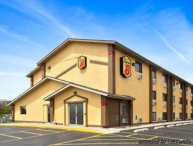 Super 8 By Wyndham Cedar Rapids Hotel Exterior photo