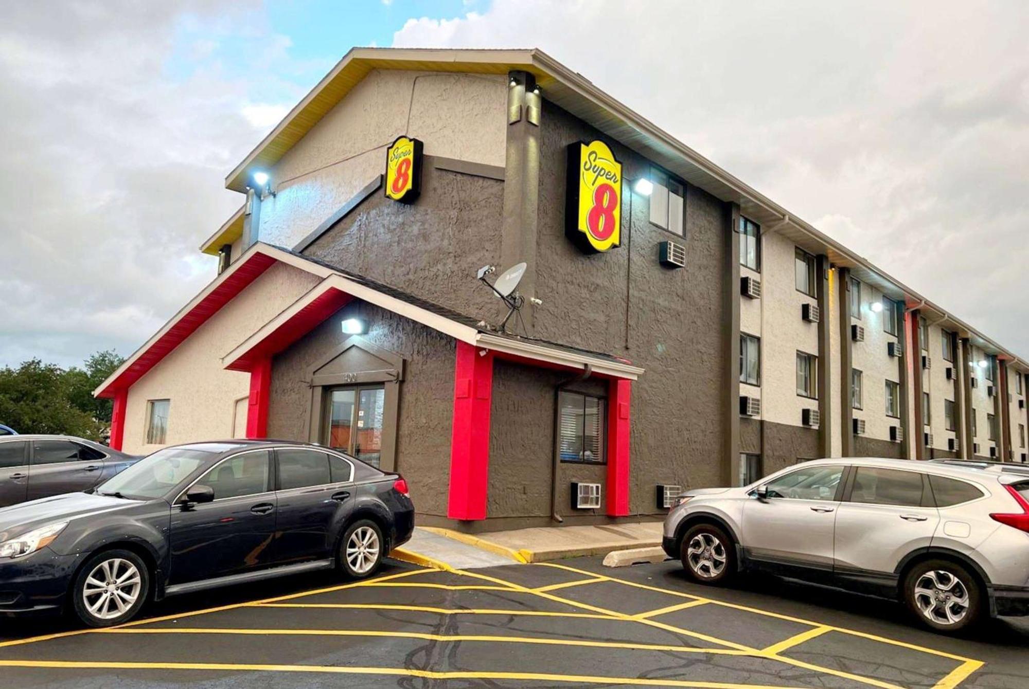 Super 8 By Wyndham Cedar Rapids Hotel Exterior photo