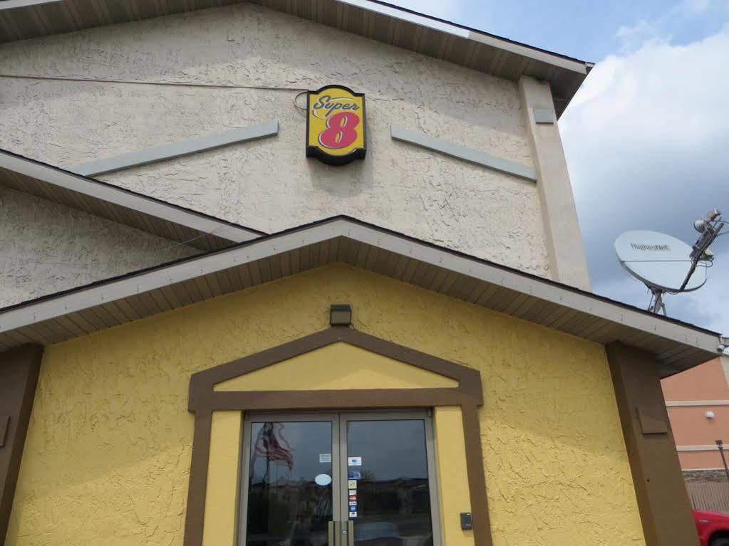 Super 8 By Wyndham Cedar Rapids Hotel Exterior photo