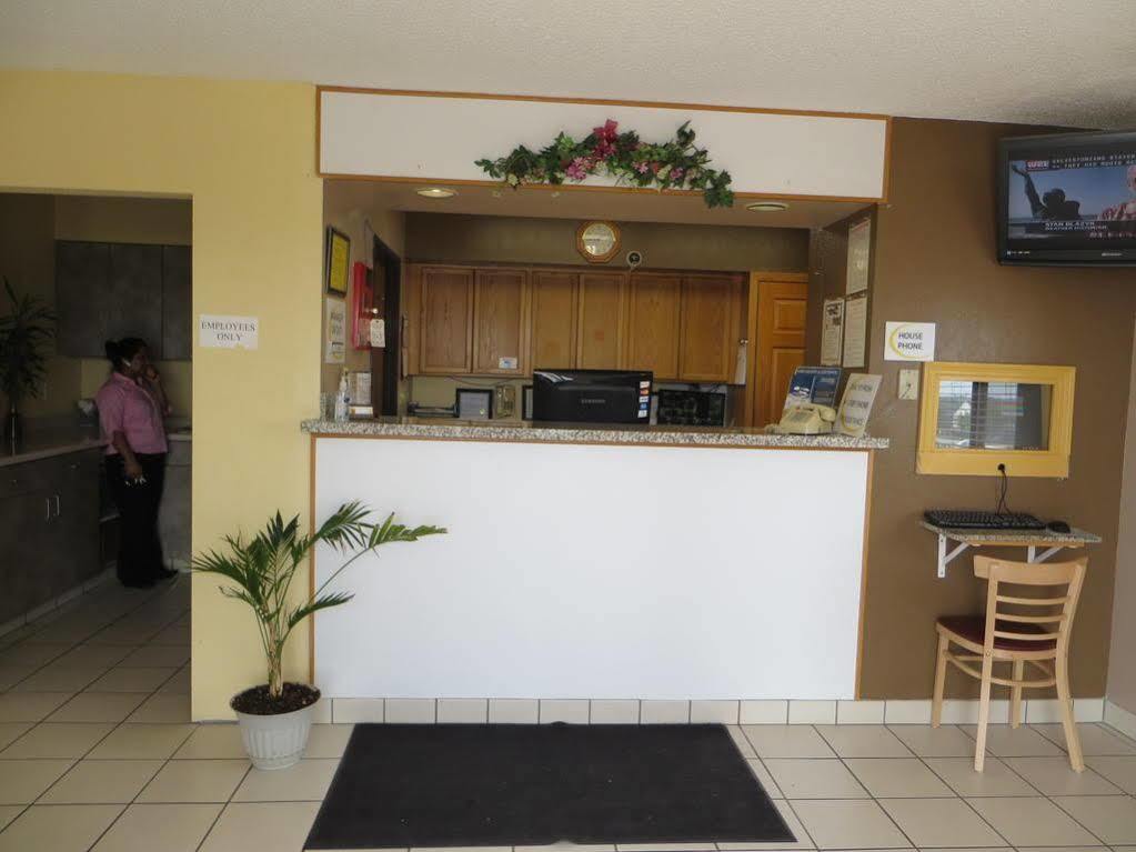 Super 8 By Wyndham Cedar Rapids Hotel Exterior photo