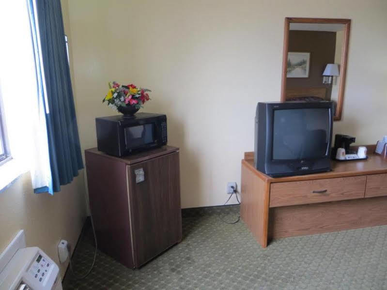 Super 8 By Wyndham Cedar Rapids Hotel Exterior photo
