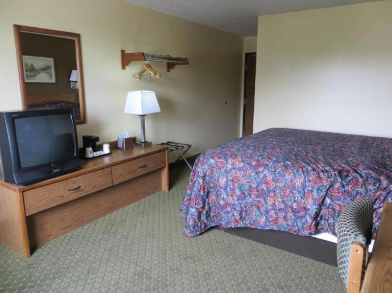 Super 8 By Wyndham Cedar Rapids Hotel Exterior photo